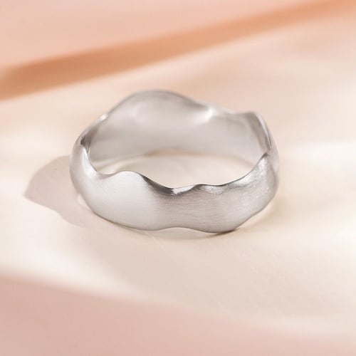 Unregelmäßige Eheringe aus Gold mit Diamanten Parnell