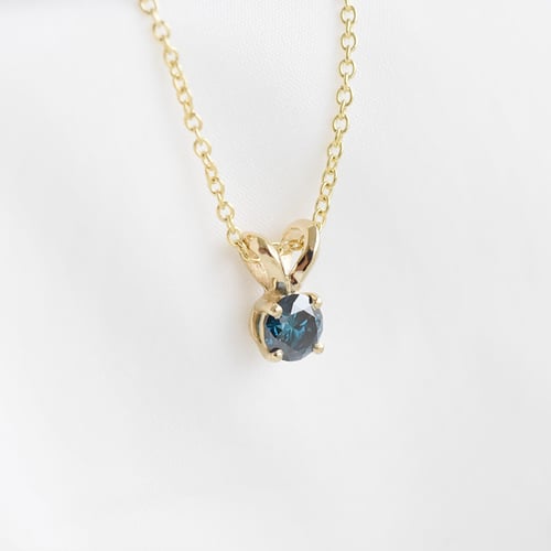 Blauer Diamant in Anhänger Lalom