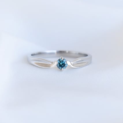 Verlobungsring mit blauem Diamanten Amrusha