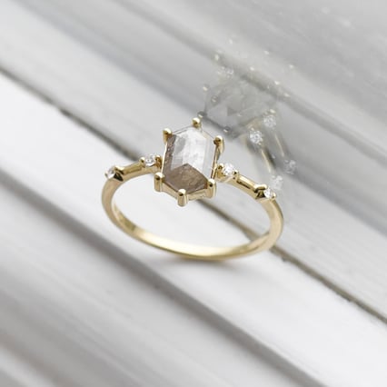 Ring mit Hexagon Salt and Pepper Diamant Justine