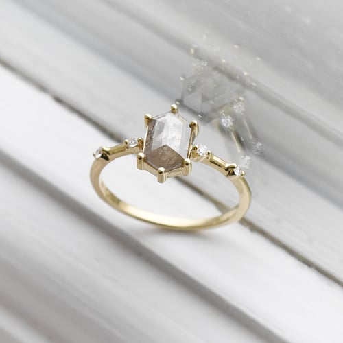 Ring mit Hexagon Salt and Pepper Diamant Justine
