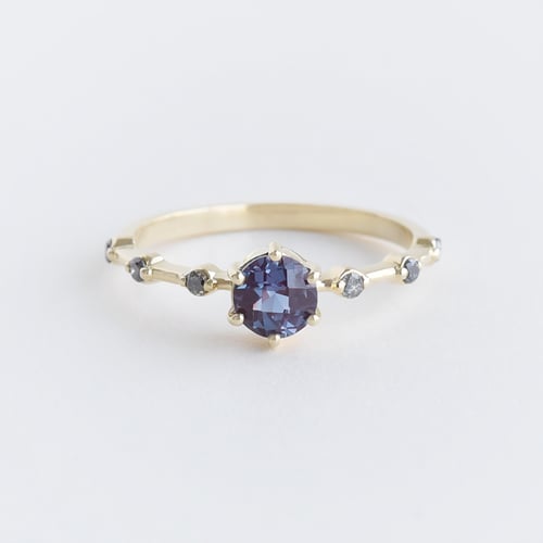 Ring mit Alexandrit und seitlichen Salt and Pepper Diamanten Imelda