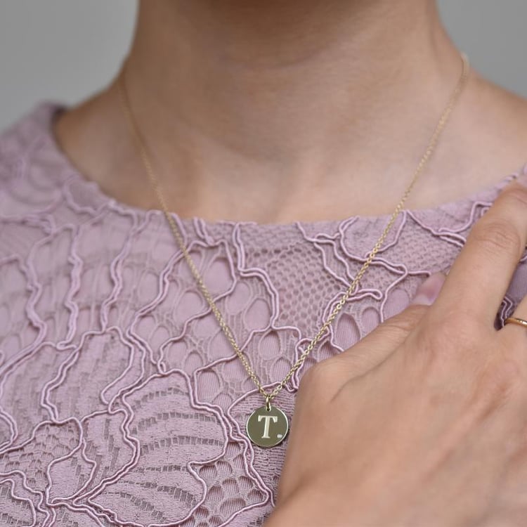 Goldener Anhänger mit Diamant und Gravur eines Buchstabens Sager 21791