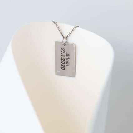 Rechteckiger Anhänger aus Platin mit einem Diamanten und Gravur Mays