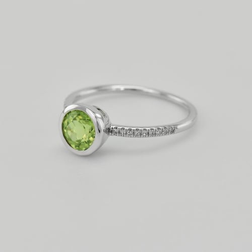 Strahlender Goldring mit Olivin und Diamanten Nyusha