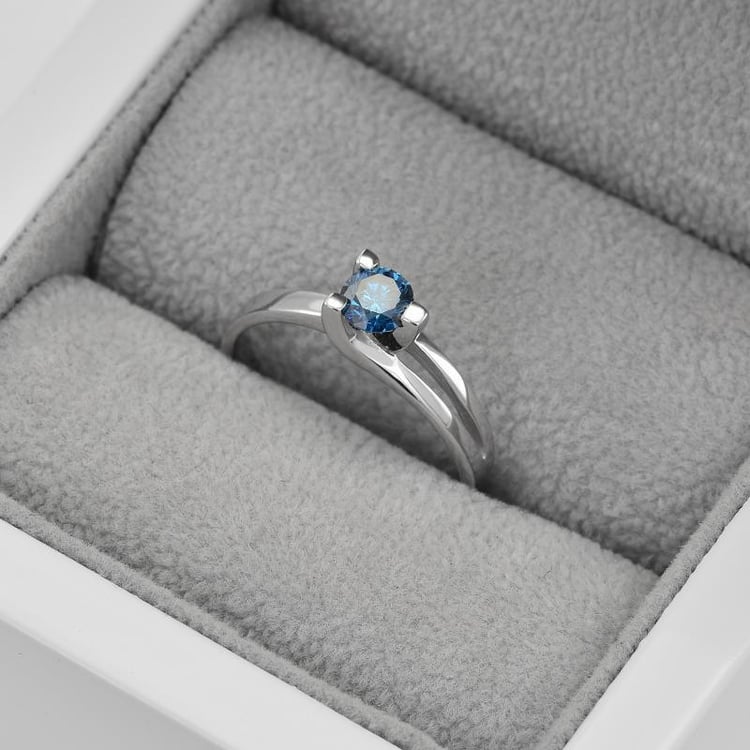 Ring mit blauem Diamant 43656
