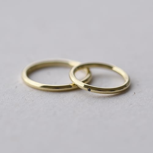 Minimalistische Eheringe aus Gold mit schwarzem Diamanten Alays