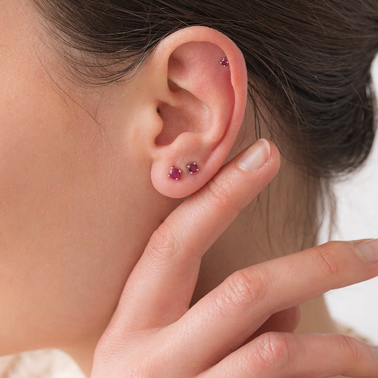 Silberne Ohrstecker mit Rubinen mit Auswahl der Größe Franci 120760