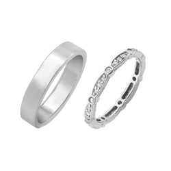 Eheringe aus Eternity-Ring mit Lab Grown Diamanten und einem flachen Ring Benitez