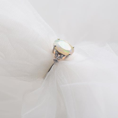 Goldener Ring mit ovalem Opal und Diamanten Melisa