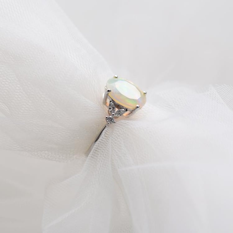 Goldener Ring mit ovalem Opal und Diamanten Melisa 51619