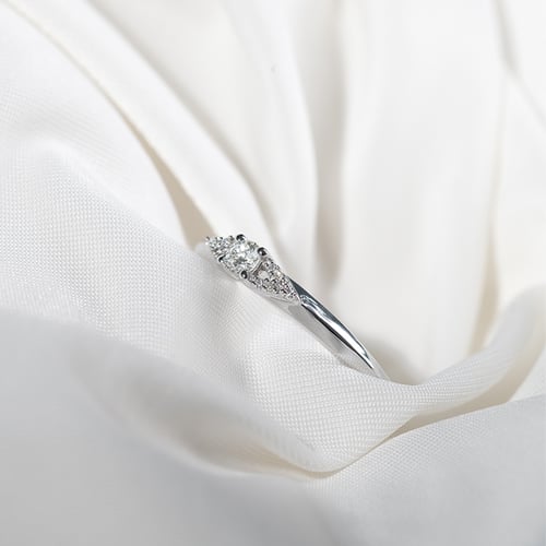 Silberner Ring mit seitlichen Lab Grown Diamanten Redely