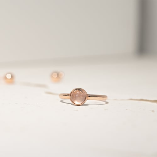 Goldener Ring mit Cabochon-Rosenquarz Yana