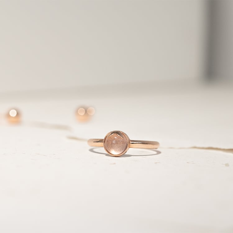 Goldener Ring mit Cabochon-Rosenquarz Yana 130397