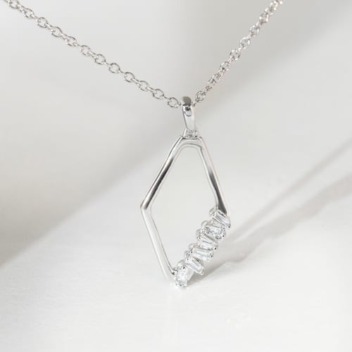 Anhänger aus Gold mit Lab Grown Diamanten Flora