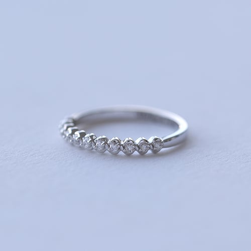 Eternity Ring aus Gold mit weißen Diamanten Lalia
