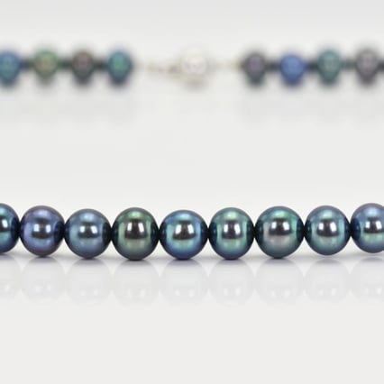 Goldene Perlenkette mit schwarzen 6-6.50 mm Perlen Elodie