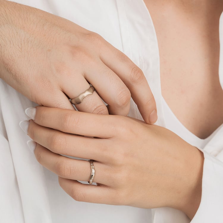 Unregelmäßige Eheringe aus Gold in Haselnussfarbe mit Diamanten Parnell 166289