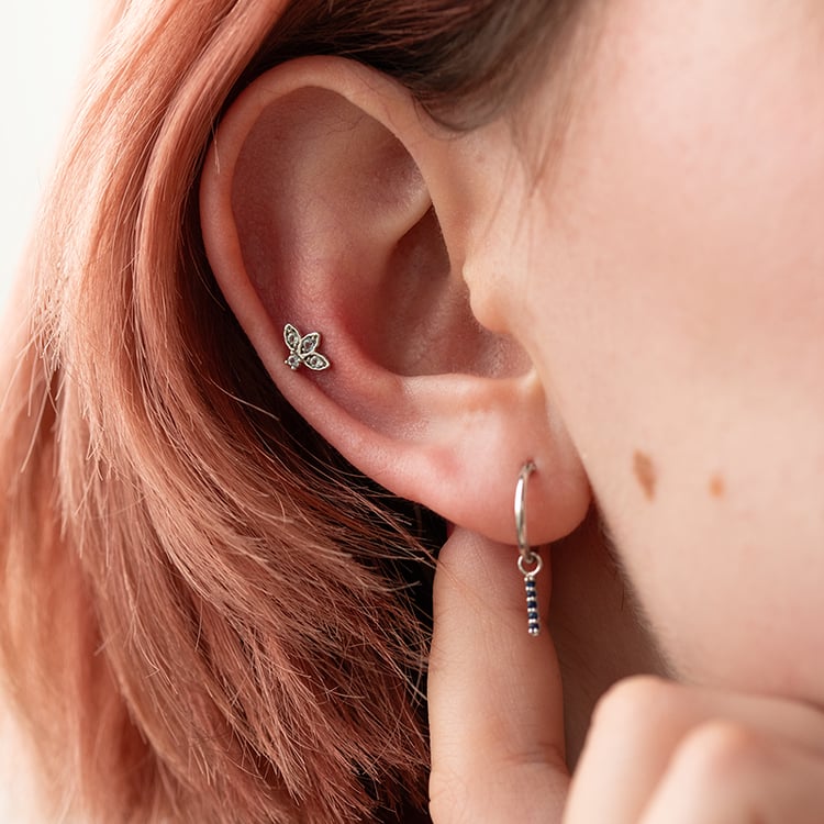 Goldener Piercing Ohrstecker mit himmelblauen Topasen Amina 138284