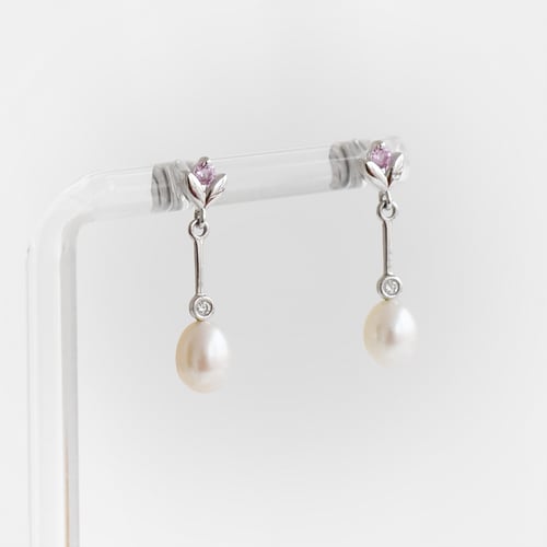 Perlenohrringe mit Saphiren und Diamanten Madhula