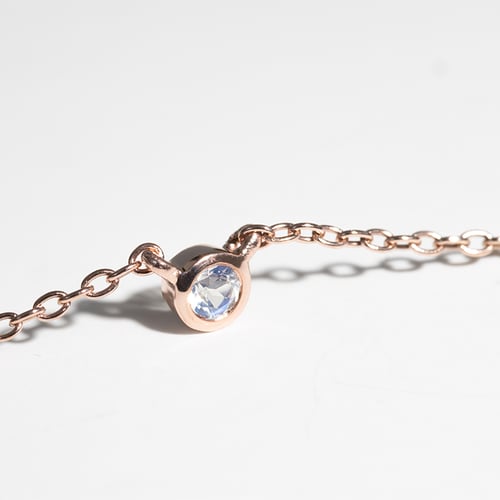 Silberne minimalistische Kette mit einem Mondstein Glosie
