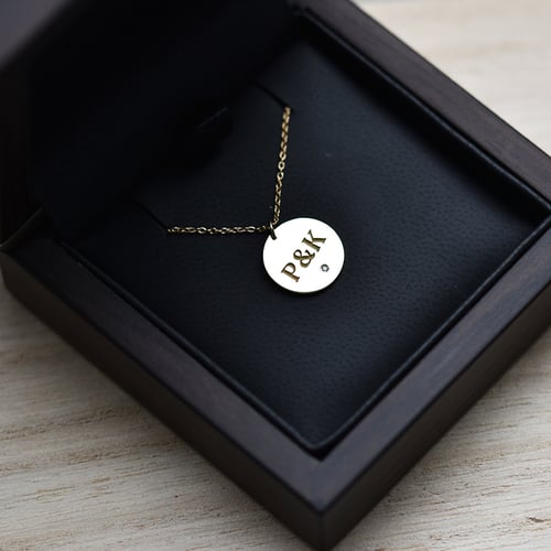 Anhänger aus Gold mit blauen Diamanten und Gravur Cassius