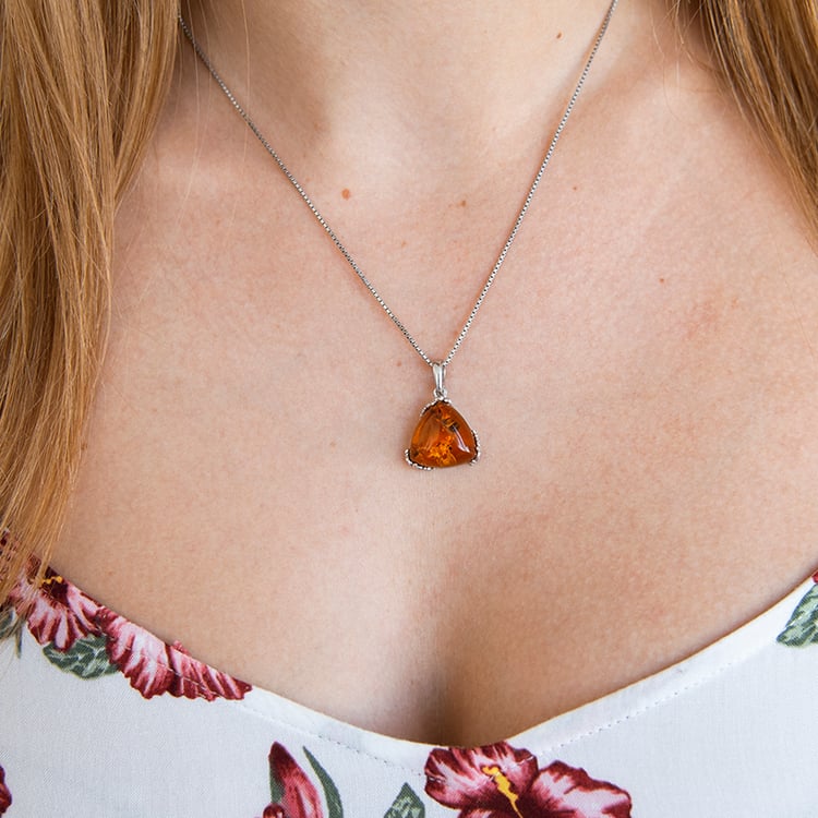 Silberner Anhänger mit Bernstein und Blumendetails Manal 107876