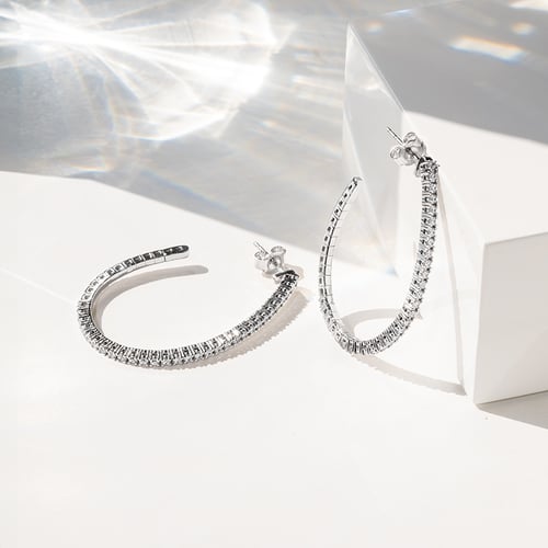 Goldene halbrunde Flexi Ohrringe mit Diamanten Streep
