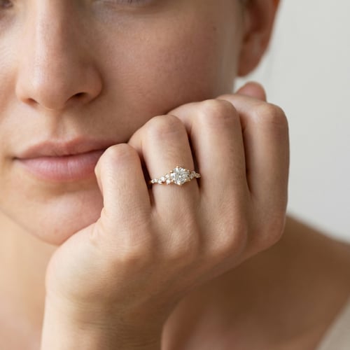 Verlobungsring aus Gold in Haselnussfarbe mit Diamanten Carina