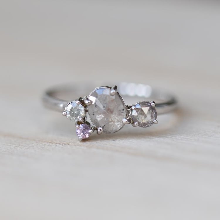 Cluster-Ring mit Salt and Pepper Diamanten und Saphir Gauma 48980
