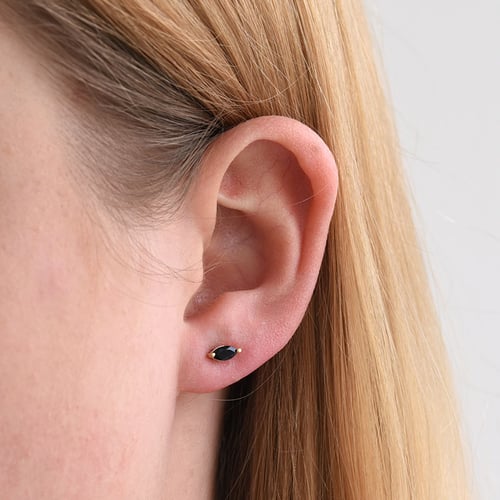 Minimalistische silberne Ohrringe mit schwarzem Spinell Andine