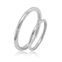 Einfache Trauringe aus Platin mit einem blauen Diamanten Alays