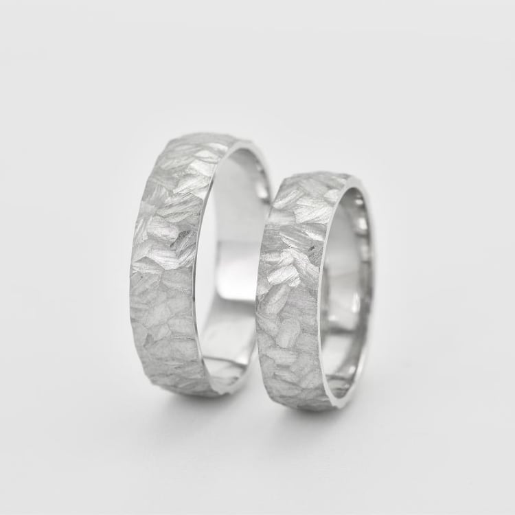 Mattgoldene Trauringe mit Relief Veste 34705