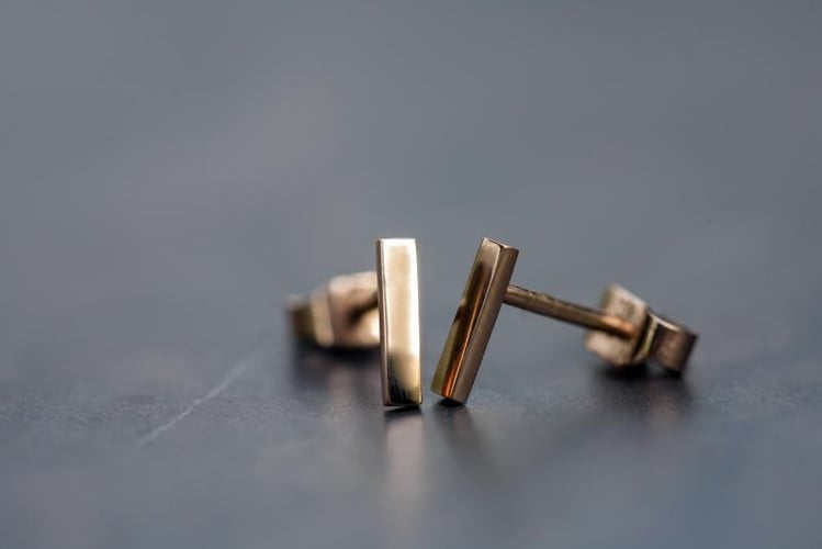 Minimalistische längliche Ohrstecker aus Gold Bar