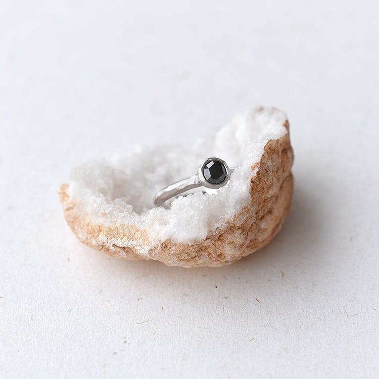 Ring aus Gold mit schwarzem Diamanten 69656