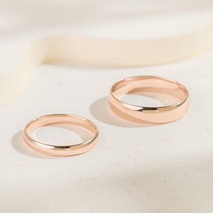 Schlichte Eheringe aus Gold in Haselnussfarbe Ygyn