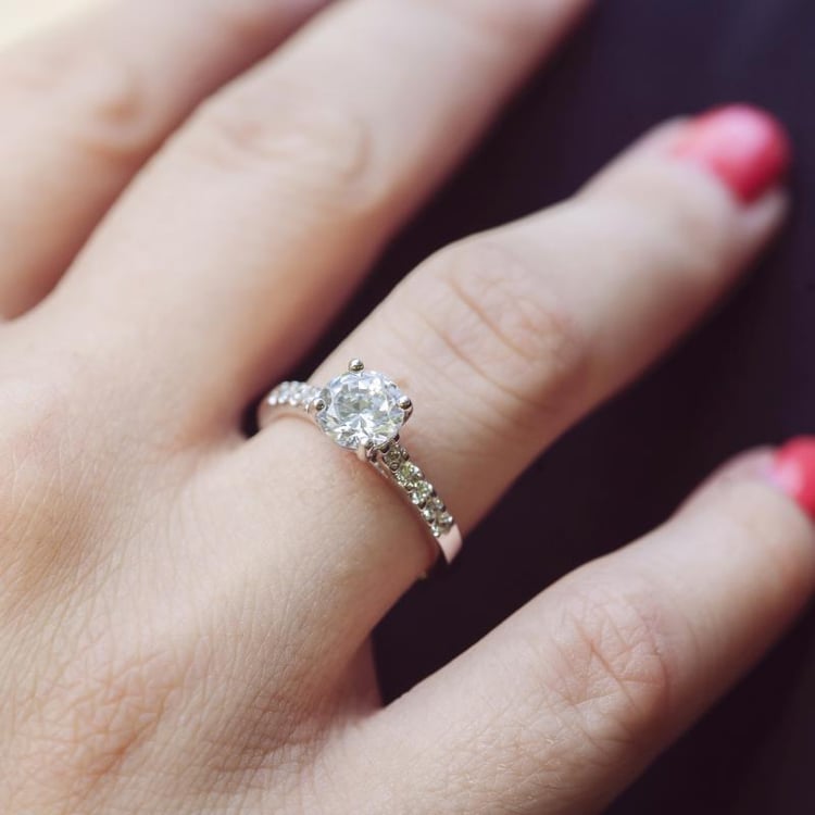 Verlobungsring aus Gold mit Diamanten 11829