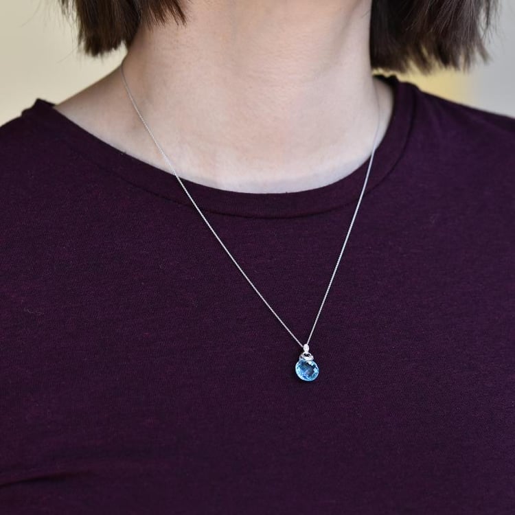 Halskette mit Topas auf dem Hals 29547