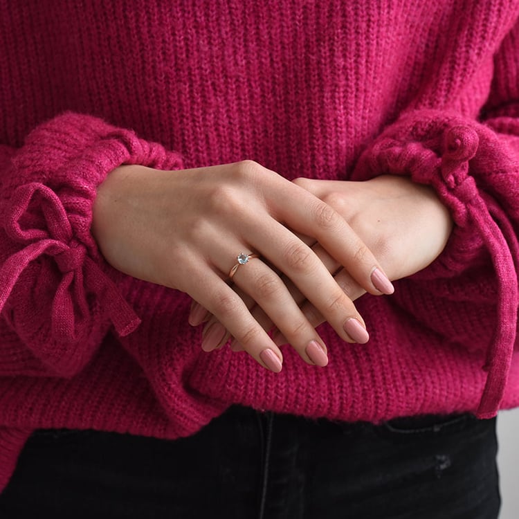 Ring mit Aquamarin auf dem Damenhand 73800