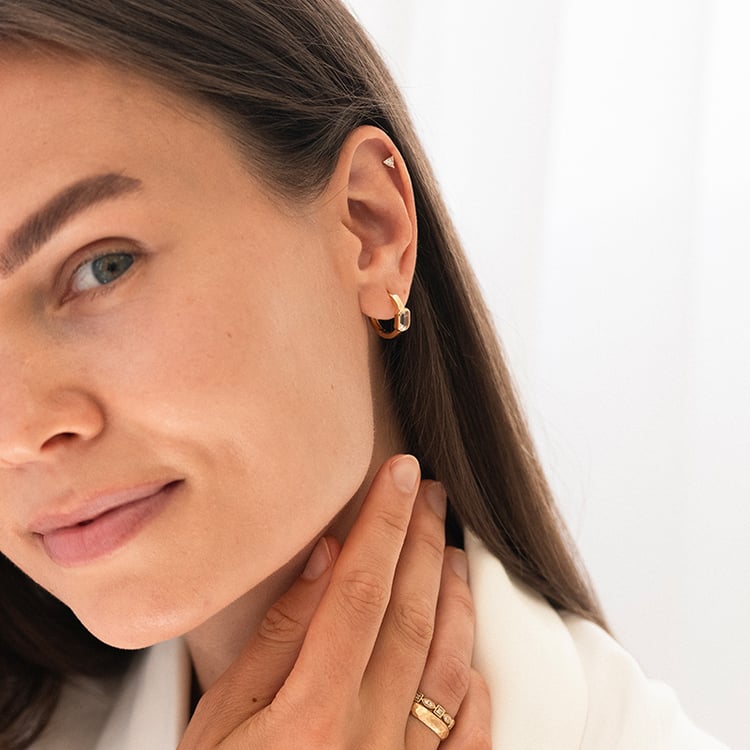 Mini Ohrstecker mit einem Trillion Lab Grown Diamant Manzo 145415