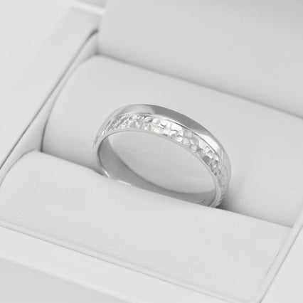 Gehämmerte Goldringe mit glänzender Oberfläche Aminte