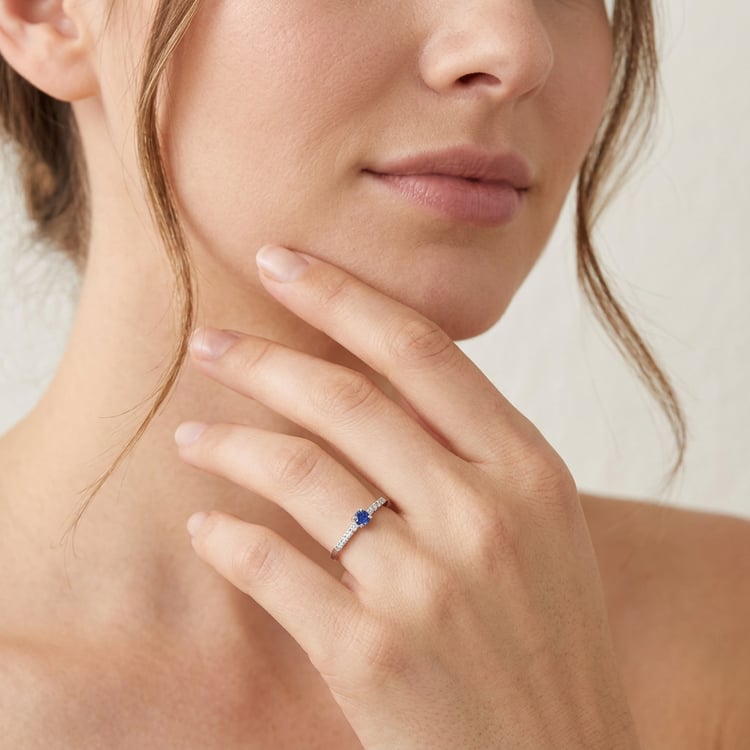 Silberring mit blauem Saphir und seitlichen Lab Grown Diamanten Mikey 171036