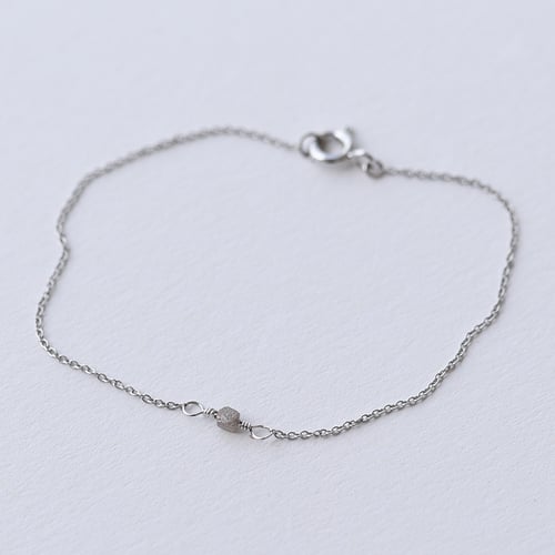 Goldenes Armband mit einem grauen Diamantwürfel Keegan