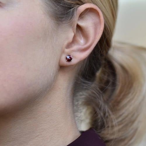 Goldene Ohrstecker mit Granaten Hulda