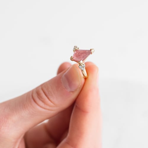Einzigartiger Ring mit einem erdbeerfarbenen Achat Kettil