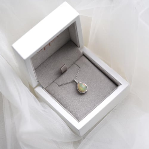 Luxuriöser Anhänger mit weißem Opal und Diamanten Gale