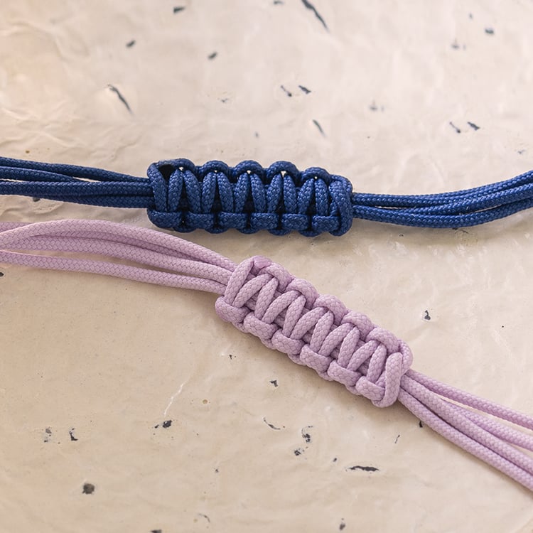 String Armband mit einem geschnitzten Anhänger mit der Figur des Kleinen Prinzen 144563