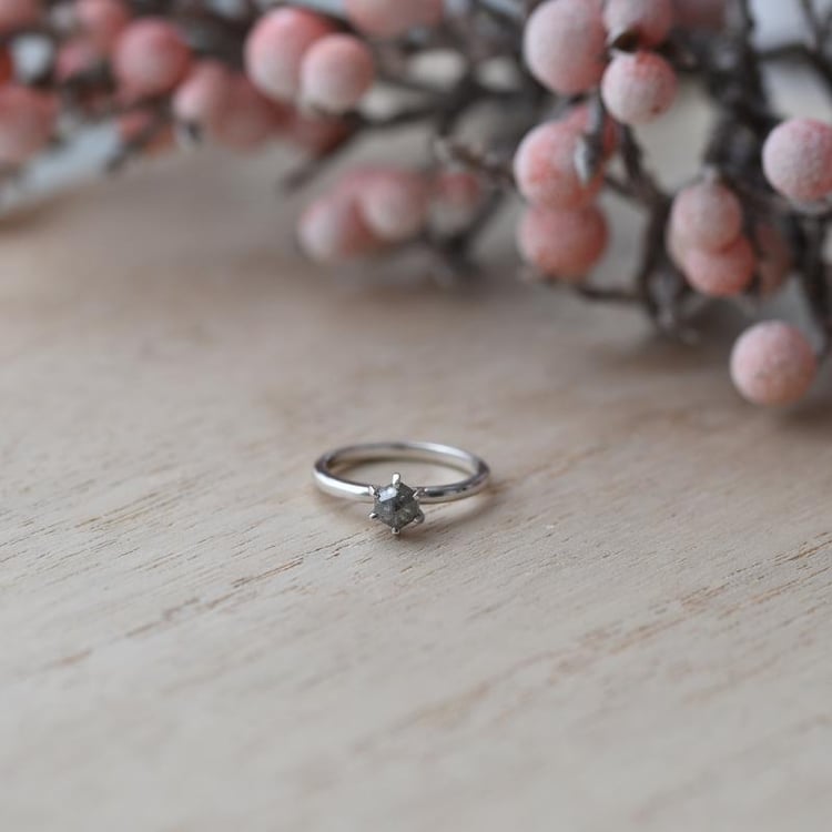 Ring mit hexagon Salt and Pepper Diamant Begonia 52795