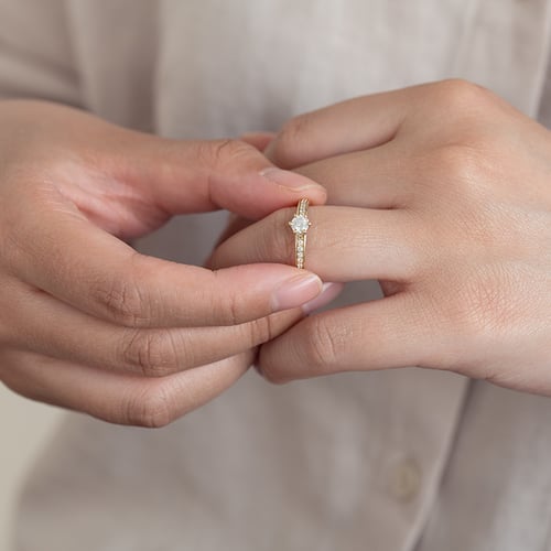 Verlobungsring aus Gold mit Diamant im Solitär-Pave Stil Vanan