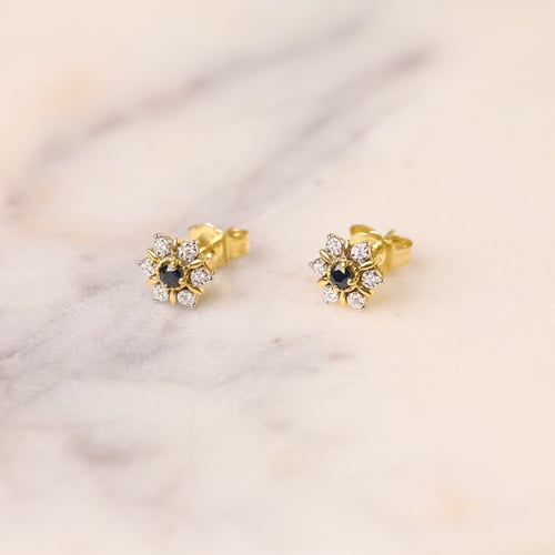 Elegante Ohrringe in Blütenform mit Saphiren und Naturdiamanten Ismat